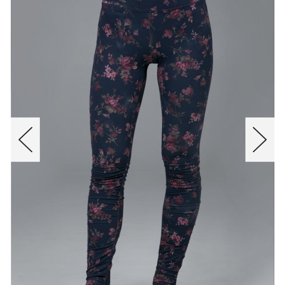 Kira Grace Yoga Flirt High Waist Yoga Tight (Vintage Navy Posy) Size Small